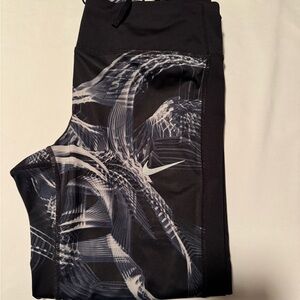Nike Dri-Fit Cropped Black and White Abstract Leggings
